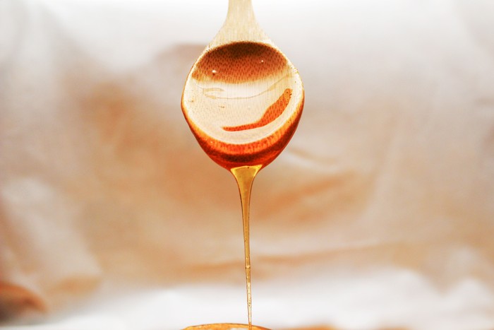 Kamu dapat menggunakan madu dalam perawatan kulit kepala untuk membersihkan kulit kepala dan mengatasi kondisi seperti ketombe dan dermatitis.
