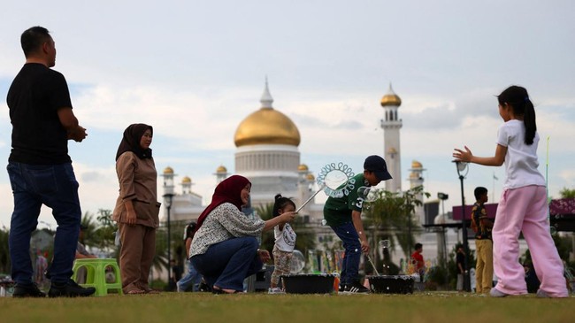 People spend the evening at a park flying a kite and blowing bubbles in Bandar Seri Begawan, Brunei, July 15, 2026. REUTERS/Hasnoor Hussain