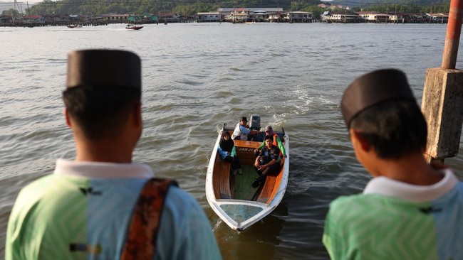 Students wait for a water taxi to go to school at a water village in Bandar Seri Begawan, Brunei July 16, 2026. REUTERS/Hasnoor Hussain