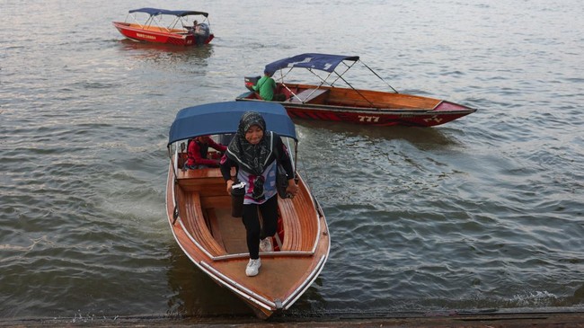 A passenger disembarks from a boat taxi in Bandar Seri Begawan, Brunei July 16, 2026. REUTERS/Hasnoor Hussain