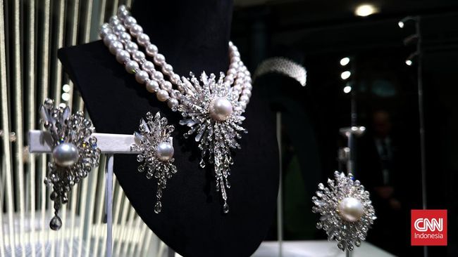 Rumah perhiasan asal Jepang Mikimoto memamerkan koleksi mutiaranya yang bersinar di Paris Couture Week.