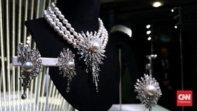 Rumah perhiasan asal Jepang Mikimoto memamerkan koleksi mutiaranya yang bersinar di Paris Couture Week.