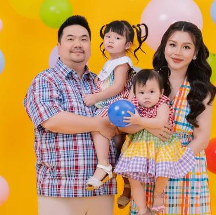<p>Nex Carlos dan Vienesca Laurencia melakukan maternity shoot calon anak ketiga mereka. Melalui akun Instagramnya, keduanya memperlihatkan maternity shoot calon anak ketiga yang penuh warna.&nbsp;Dua putri pria bernama lengkap Carolus Nogroly Limdyanto ini turut menjadi bintang dalam sesi maternity shoot kali ini. Kehadiran mereka menjadi pelengkap manis dalam sesi maternity shoot penuh warna ini. (Foto: @vienesca)</p>