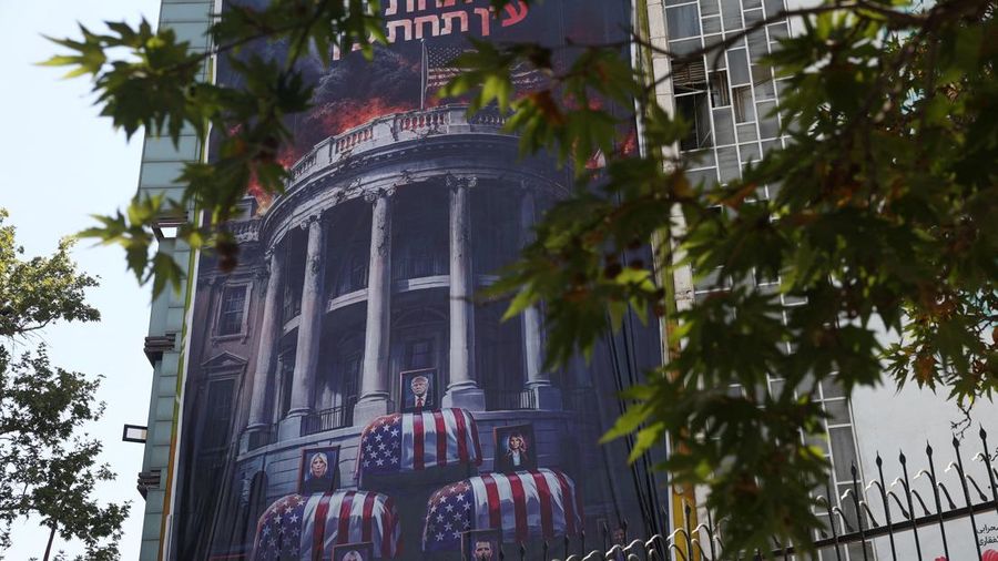 Papan iklan raksasa nan menampilkan ilustrasi Presiden AS Donald Trump berada di dalam peti meninggal nan terpampang di pusat kota Teheran, Kamis (16/7/2026). (via REUTERS/Majid Asgaripour)