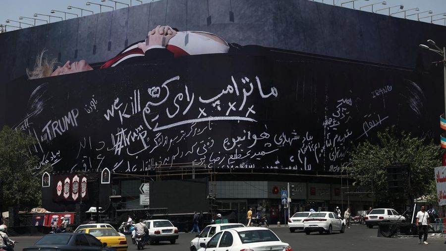 Papan iklan raksasa nan menampilkan ilustrasi Presiden AS Donald Trump berada di dalam peti meninggal nan terpampang di pusat kota Teheran, Kamis (16/7/2026). (via REUTERS/Majid Asgaripour)