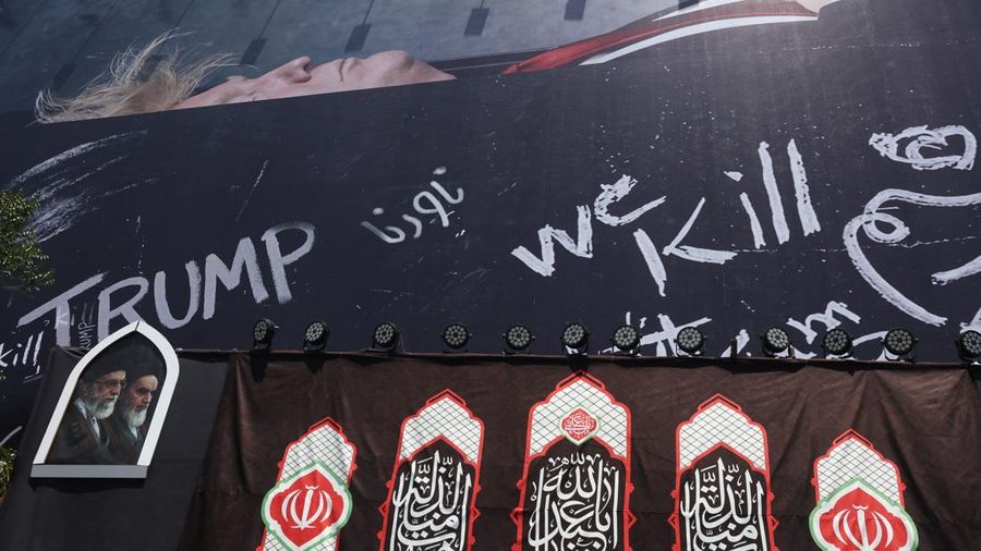Papan iklan raksasa nan menampilkan ilustrasi Presiden AS Donald Trump berada di dalam peti meninggal nan terpampang di pusat kota Teheran, Kamis (16/7/2026). (via REUTERS/Majid Asgaripour)