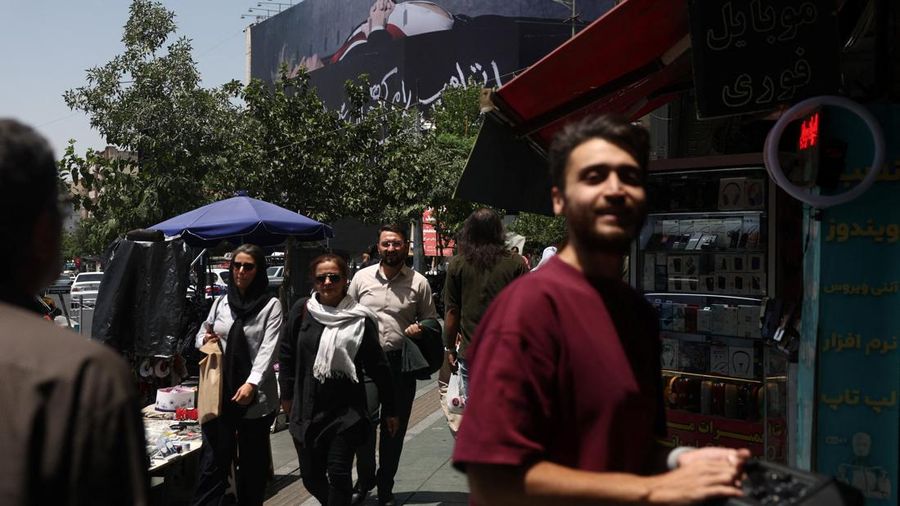 Papan iklan raksasa nan menampilkan ilustrasi Presiden AS Donald Trump berada di dalam peti meninggal nan terpampang di pusat kota Teheran, Kamis (16/7/2026). (via REUTERS/Majid Asgaripour)