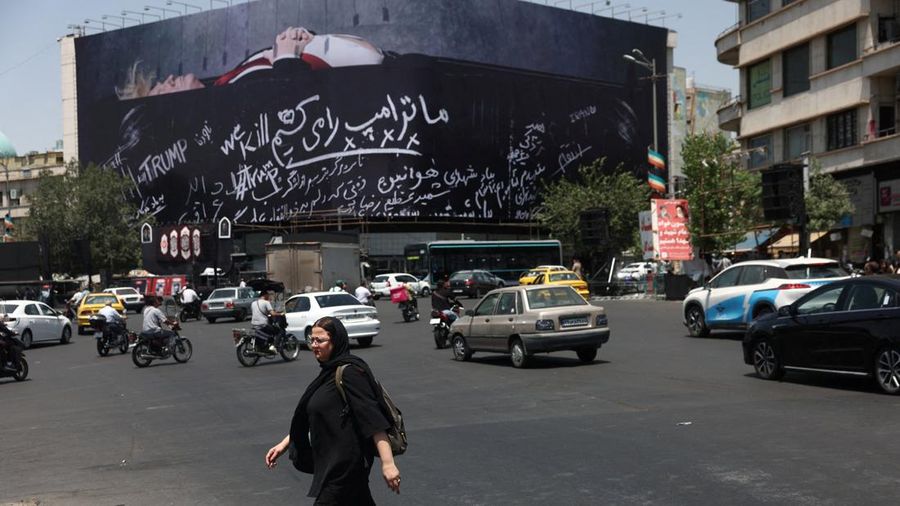 Papan iklan raksasa nan menampilkan ilustrasi Presiden AS Donald Trump berada di dalam peti meninggal nan terpampang di pusat kota Teheran, Kamis (16/7/2026). (via REUTERS/Majid Asgaripour)