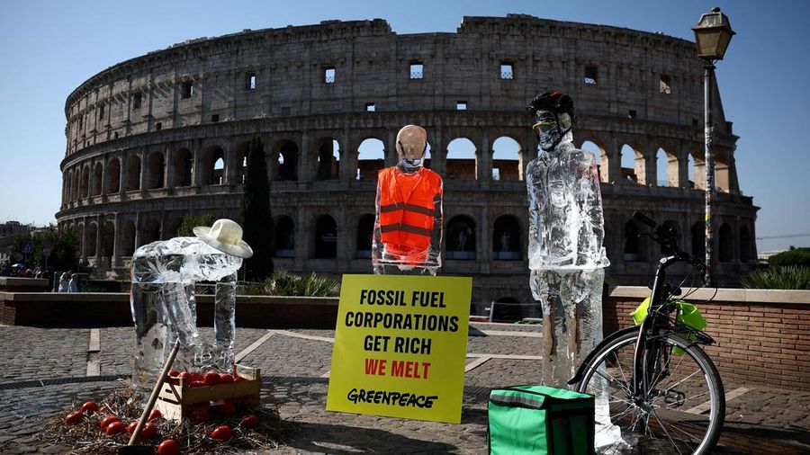 Patung-patung es yang menggambarkan seorang petani, seorang tukang bangunan, dan seorang kurir sepeda, beberapa kelompok pekerja yang paling rentan terhadap gelombang panas, yang ditempatkan oleh aktivis Greenpeace di dekat Koloseum, meleleh di bawah sinar matahari, selama demonstrasi untuk menyoroti dampak pemanasan global saat gelombang panas melanda Italia, di Roma, Italia, 15 Juli 2026.