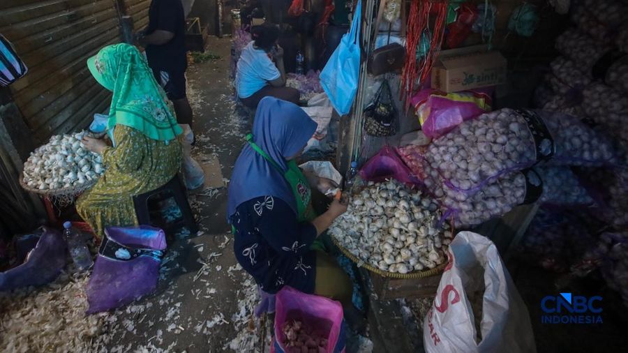 Pekerja mengupas bawang putih di Pasar Induk Kramat Jati, Jakarta, Kamis (16/7/2026). Badan Pusat Statistik (BPS) mencatat Indonesia tetap sangat berjuntai pada China untuk memenuhi kebutuhan impor bawang putih. (CNBC Indonesia/Faisal Rahman)