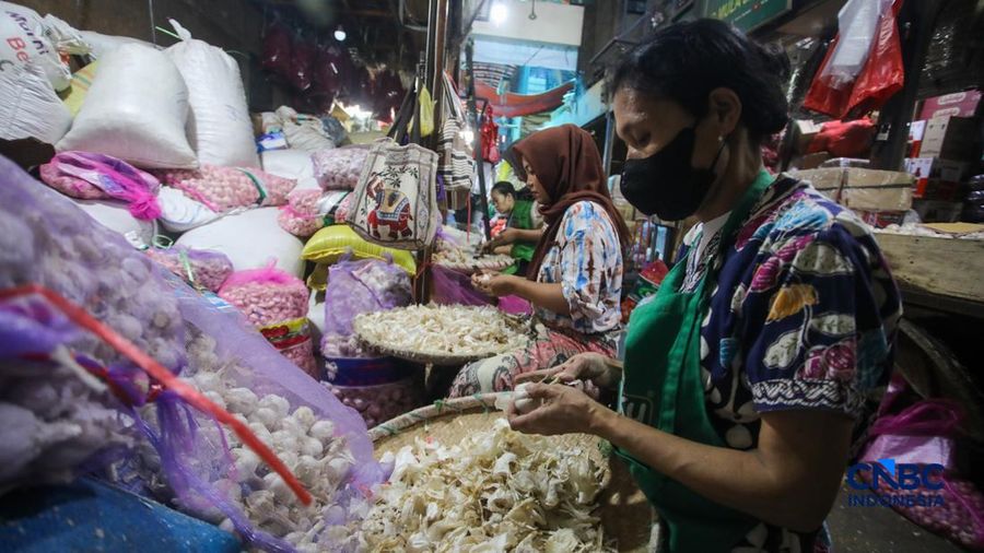 Pekerja mengupas bawang putih di Pasar Induk Kramat Jati, Jakarta, Kamis (16/7/2026). Badan Pusat Statistik (BPS) mencatat Indonesia tetap sangat berjuntai pada China untuk memenuhi kebutuhan impor bawang putih. (CNBC Indonesia/Faisal Rahman)