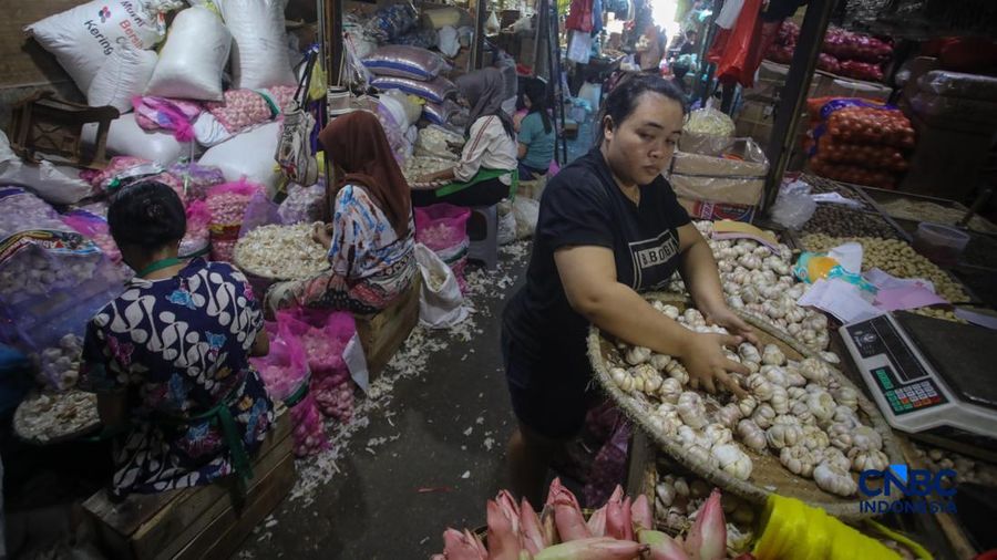 Pekerja mengupas bawang putih di Pasar Induk Kramat Jati, Jakarta, Kamis (16/7/2026). Badan Pusat Statistik (BPS) mencatat Indonesia tetap sangat berjuntai pada China untuk memenuhi kebutuhan impor bawang putih. (CNBC Indonesia/Faisal Rahman)