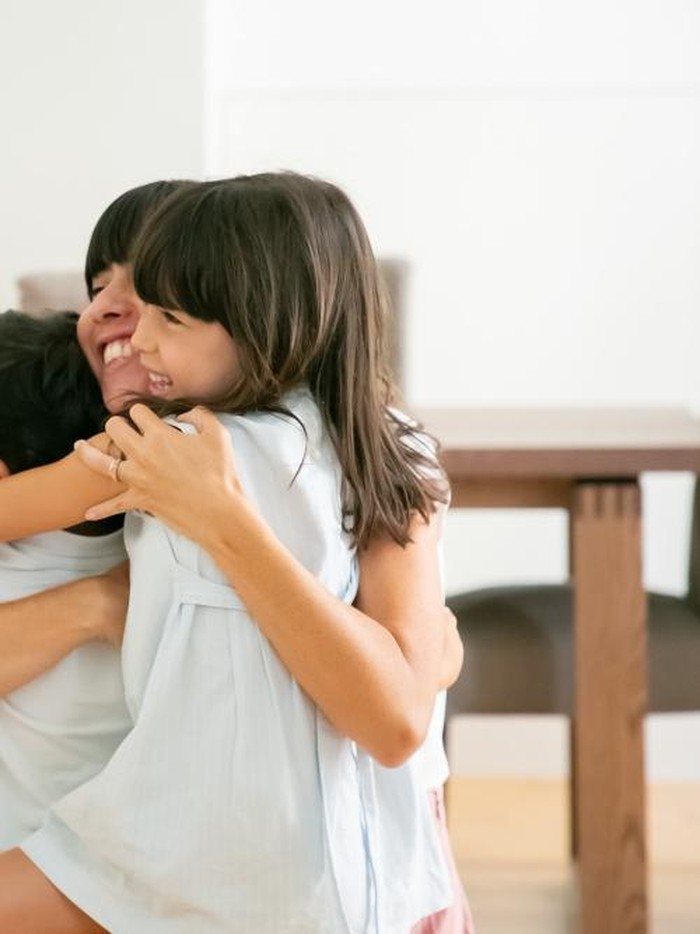 Anak dengan bahasa cinta sentuhan fisik sangat suka dipeluk, dipangku, dan berpegangan tangan dengan orang tua ketika bepergian.