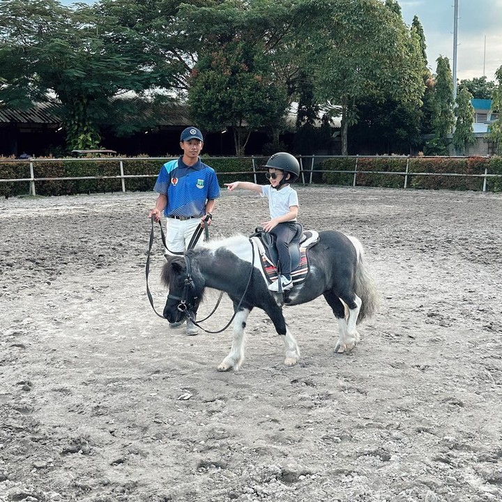<p>Latihan berkuda yang dilakukan Pierce ini menyesuaikan dengan usianya. Alih-alih menggunakan kuda dengan ukura besar, Pierce memakai kuda kecil agar aman selama latihan berkuda. (Foto: Instagram @pattdevdex)</p>