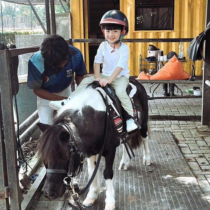 <p>Di usia yang masih kecil, Pierce sudah memiliki hobi yang unik nih. Sekitar setahun belakangan ini, Pierce suka dengan olahraga berkuda. Ia bahkan rutin latihan berkuda dengan pelatih yang berpengalaman. (Foto: Instagram @pattdevdex)</p>
