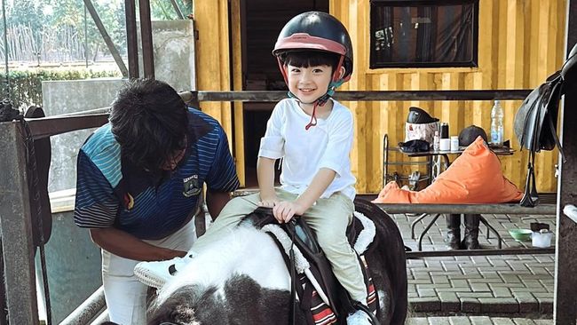 Pierce Anak Billy Davidson Dan Patricia, Si Kecil Yang Suka Berkuda
