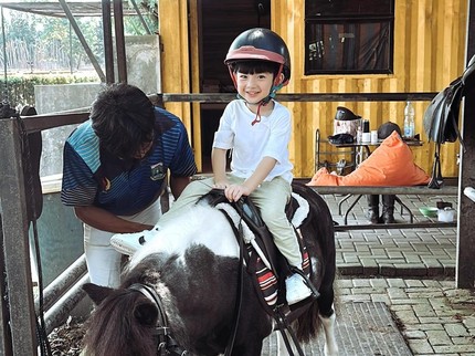 Pierce Anak Billy Davidson dan Patricia, Si Kecil yang Suka Berkuda