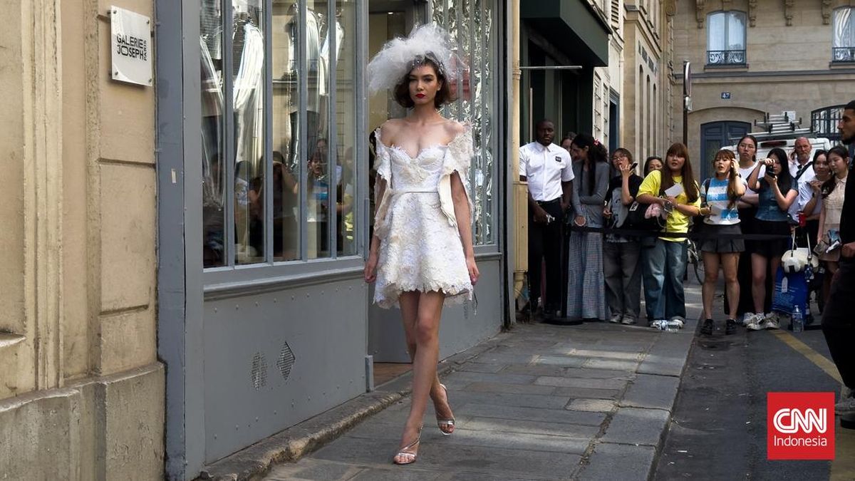Ronald van der Kemp Ubah Limbah Jadi Couture di Jalanan Paris
