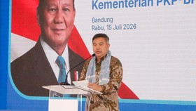 Sekretaris Jenderal (Sekjen) Kementerian Dalam Negeri (Kemendagri) Tomsi Tohir saat menghadiri Sosialisasi Kredit Usaha Rakyat (KUR) Perumahan di Gedung Balarea Summarecon Bandung, Jawa Barat, Rabu (15/7/2026).