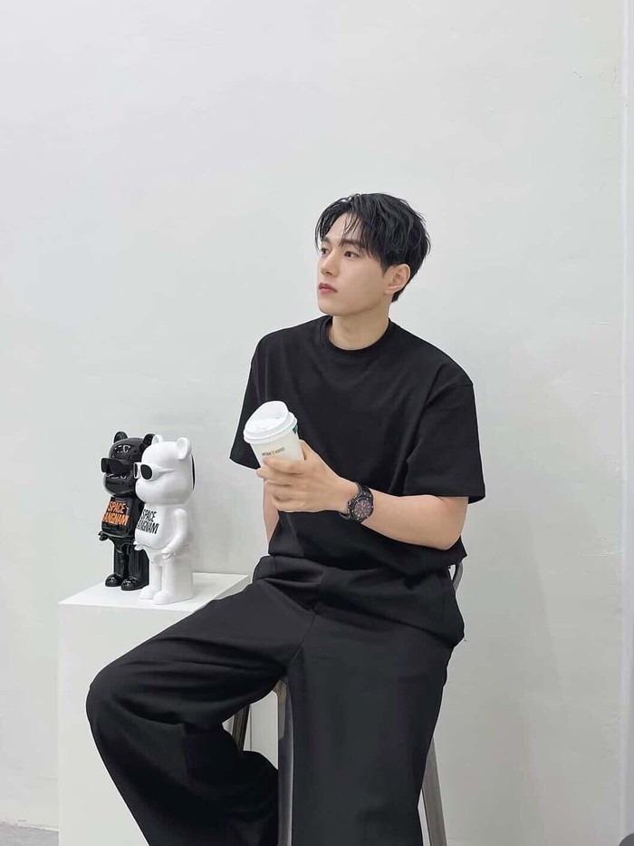 Selain aktif bersama INFINITE, Kim Myungsoo juga melebarkan sayapnya di dunia akting. Sampai hari ini ia telah membintangi berbagai judul drama populer, juga memenangkan banyak penghargaan berkat kemampuan aktingnya./ foto: instagram.com/kim_msl