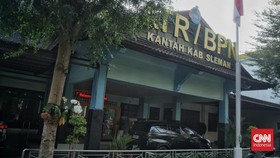 Mbah Lanjar terancam kehilangan dua bidang tanah warisan akibat peralihan sertifikat tanpa sepengetahuan di Sleman. Diduga ulah mafia tanah.
