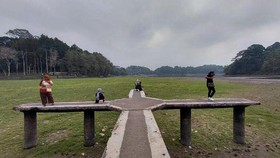 Akibat kemarau, Situ Gede di Tasikmalaya alami kekeringan. Namun jadi muncul padang rumput yang menarik perhatian warga sekitar.