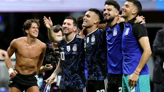 Soccer Football - FIFA World Cup 2026 - Semi Final - England v Argentina - Atlanta Stadium, Atlanta, Georgia, U.S. - July 15, 2026 Argentina's Jose Manuel Lopez, Geronimo Rulli, Lautaro Martinez and Lionel Messi celebrate after the match as Argentina