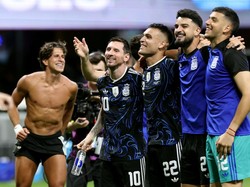 Soccer Football - FIFA World Cup 2026 - Semi Final - England v Argentina - Atlanta Stadium, Atlanta, Georgia, U.S. - July 15, 2026 Argentina's Jose Manuel Lopez, Geronimo Rulli, Lautaro Martinez and Lionel Messi celebrate after the match as Argentina