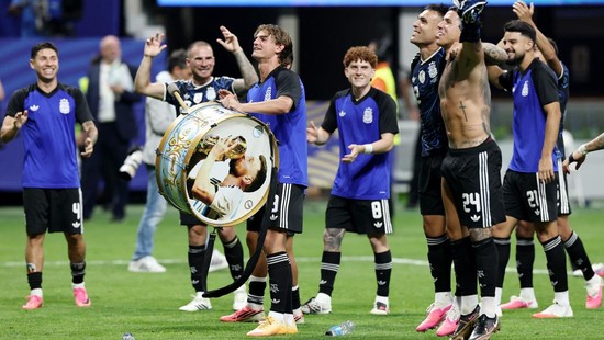 Soccer Football - FIFA World Cup 2026 - Semi Final - England v Argentina - Atlanta Stadium, Atlanta, Georgia, U.S. - July 15, 2026 Argentina's Enzo Fernandez, Lautaro Martinez, Alexis Mac Allister and Nico Paz celebrate with a Lionel Messi themed dru