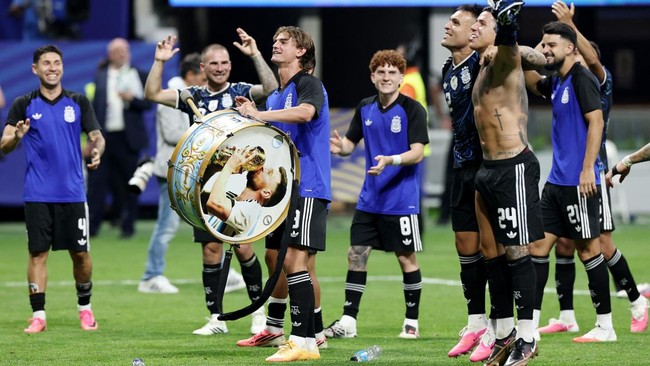 Soccer Football - FIFA World Cup 2026 - Semi Final - England v Argentina - Atlanta Stadium, Atlanta, Georgia, U.S. - July 15, 2026 Argentina's Enzo Fernandez, Lautaro Martinez, Alexis Mac Allister and Nico Paz celebrate with a Lionel Messi themed dru