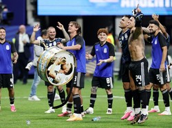 Soccer Football - FIFA World Cup 2026 - Semi Final - England v Argentina - Atlanta Stadium, Atlanta, Georgia, U.S. - July 15, 2026 Argentina's Enzo Fernandez, Lautaro Martinez, Alexis Mac Allister and Nico Paz celebrate with a Lionel Messi themed dru