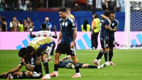Soccer Football - FIFA World Cup 2026 - Semi Final - England v Argentina - Atlanta Stadium, Atlanta, Georgia, U.S. - July 15, 2026 Argentina's Lautaro Martinez celebrates after the match with Julian Alvarez REUTERS/Dylan Martinez