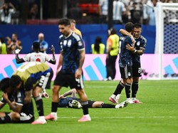 Soccer Football - FIFA World Cup 2026 - Semi Final - England v Argentina - Atlanta Stadium, Atlanta, Georgia, U.S. - July 15, 2026 Argentina's Lautaro Martinez celebrates after the match with Julian Alvarez REUTERS/Dylan Martinez