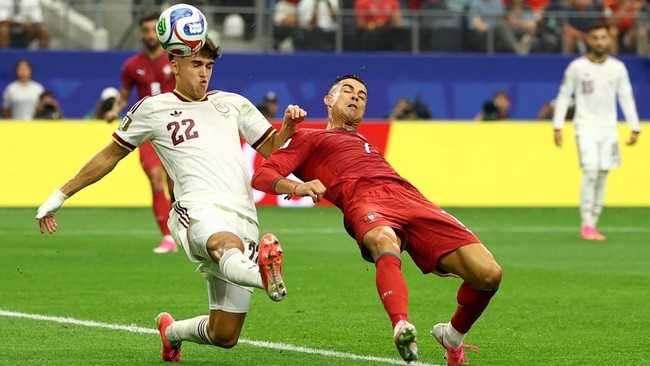 Soccer Football - FIFA World Cup 2026 - Round of 16 - Portugal v Spain - Dallas Stadium, Arlington, Texas, U.S. - July 6, 2026 Spain's Pau Cubarsi in action as Portugal's Cristiano Ronaldo shoots at goal REUTERS/Kai Pfaffenbach
