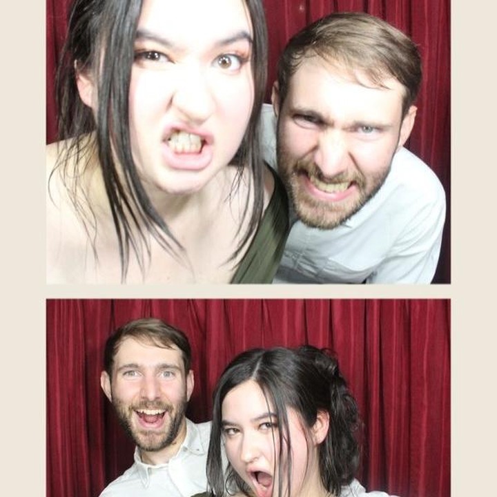 <p>Salah satu potret yang mencuri perhatian adalah momen saat keduanya berfoto di photobooth. Pasangan ini tampil dengan ekspresi unik dan menggemaskan, tetapi tetap romantis, ya, Bunda?&nbsp;(Foto: Instagram @stephaniepoetri)</p>