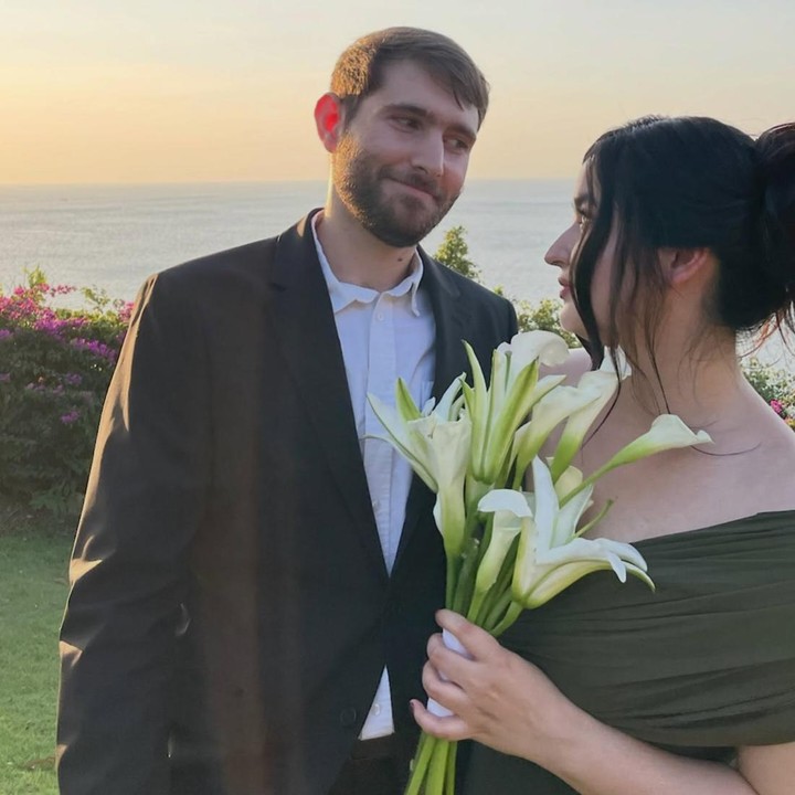 <p>Baru-baru ini, Stephanie dan sang suami kembali mencuri perhatian setelah membagikan beberapa potret romantis saat menghadiri acara pernikahan sahabatnya di Bali.&nbsp;(Foto: Instagram @stephaniepoetri)</p>