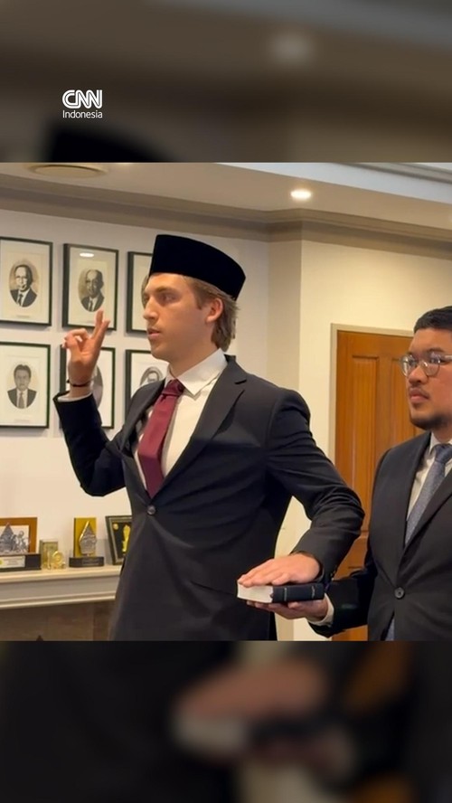 Momen Luke Vickery Ambil Sumpah WNI