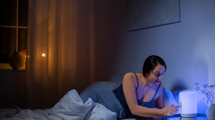 Orang yang bahagia menyediakan waktu tanpa gadget di malam hari.