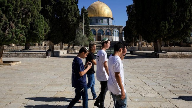 Jewish worshippers visit Al-Aqsa compound, known to Jews as the Temple Mount, in Jerusalem's Old City, July 15, 2026. The Dome of the Rock can be seen in the background. REUTERS/Naama Stern