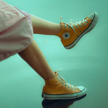 4 Ciri Kepribadian Orang yang Suka Pakai Sneakers, Termasuk Kamu?