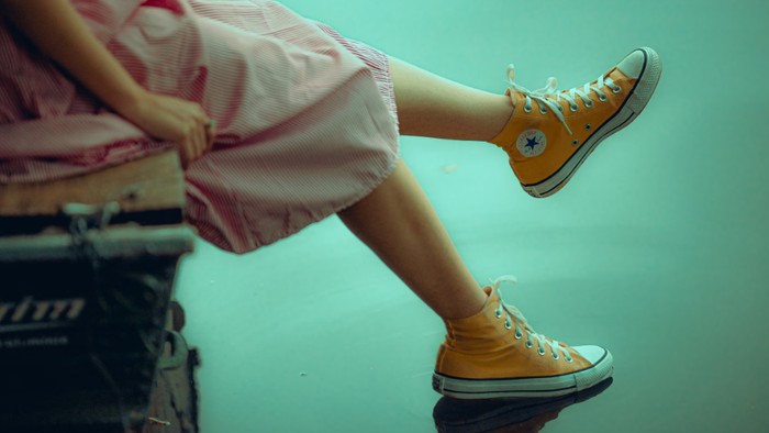 4 Ciri Kepribadian Orang yang Suka Pakai Sneakers, Termasuk Kamu?