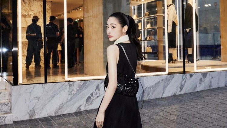 Adu gaya Kim Min Ha dan Go Hyun Jung tampil di peragaan busana Fendi&period; Kedua aktris menuai sorotan karena tampil beda setelah kehilangan berat badan drastis&period;