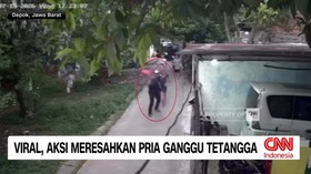 Aksi seorang tetangga yang diduga berulang kali meneror dan mengganggu warga di Rangkapan Jaya, Pancoran Mas, Kota Depok, viral di media sosial. Dalam sejumlah rekaman CCTV, terduga pelaku terekam melakukan berbagai aksi yang dianggap meresahkan.