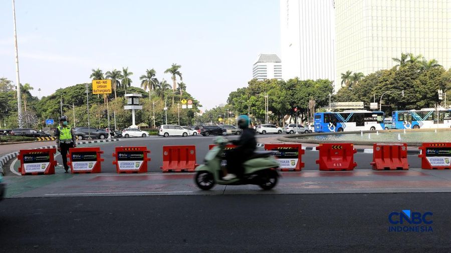 Badan Eksekutif Mahasiswa (BEM) Universitas Negeri Jakarta (UNJ) berbareng Aliansi Majelis Perjuangan Rakyat menggelar unjuk rasa di sekitar Jalan Medan Merdeka Selatan, tepatnya di depan Pintu Monas Silang Merdeka Barat Daya, Jakarta, Jumat, (17/7/2026). (CNBC Indonesia/Muhammad Sabki)