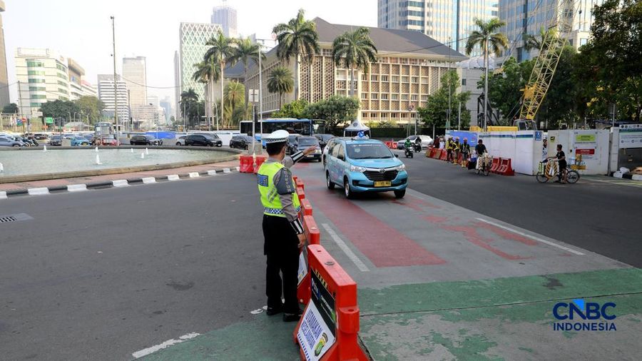 Badan Eksekutif Mahasiswa (BEM) Universitas Negeri Jakarta (UNJ) berbareng Aliansi Majelis Perjuangan Rakyat menggelar unjuk rasa di sekitar Jalan Medan Merdeka Selatan, tepatnya di depan Pintu Monas Silang Merdeka Barat Daya, Jakarta, Jumat, (17/7/2026). (CNBC Indonesia/Muhammad Sabki)