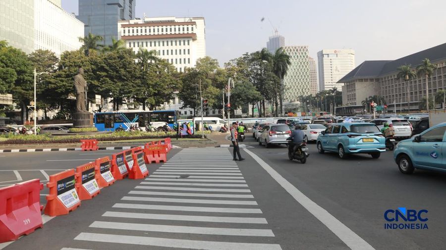 Badan Eksekutif Mahasiswa (BEM) Universitas Negeri Jakarta (UNJ) berbareng Aliansi Majelis Perjuangan Rakyat menggelar unjuk rasa di sekitar Jalan Medan Merdeka Selatan, tepatnya di depan Pintu Monas Silang Merdeka Barat Daya, Jakarta, Jumat, (17/7/2026). (CNBC Indonesia/Muhammad Sabki)