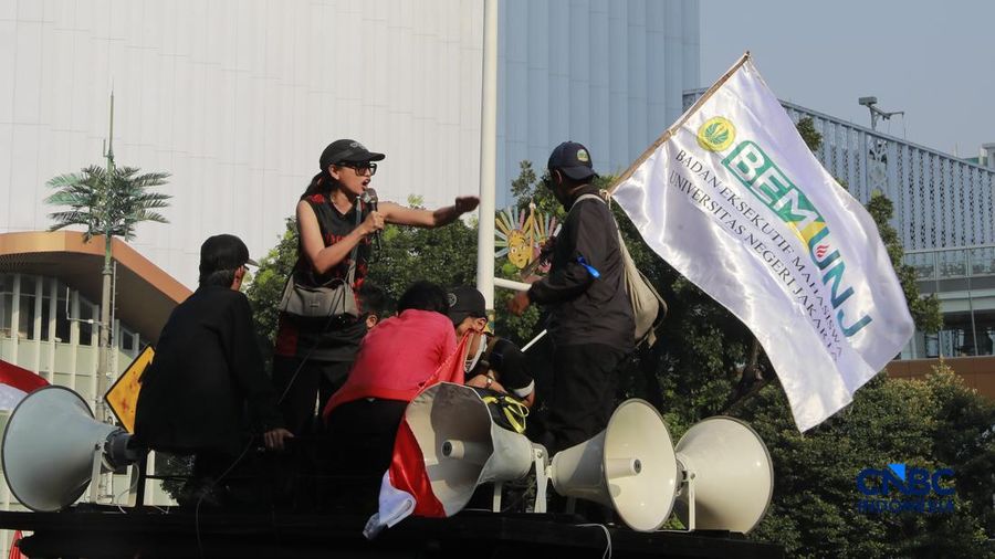 Badan Eksekutif Mahasiswa (BEM) Universitas Negeri Jakarta (UNJ) berbareng Aliansi Majelis Perjuangan Rakyat menggelar unjuk rasa di sekitar Jalan Medan Merdeka Selatan, tepatnya di depan Pintu Monas Silang Merdeka Barat Daya, Jakarta, Jumat, (17/7/2026). (CNBC Indonesia/Muhammad Sabki)