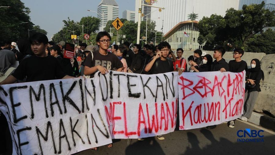 Badan Eksekutif Mahasiswa (BEM) Universitas Negeri Jakarta (UNJ) berbareng Aliansi Majelis Perjuangan Rakyat menggelar unjuk rasa di sekitar Jalan Medan Merdeka Selatan, tepatnya di depan Pintu Monas Silang Merdeka Barat Daya, Jakarta, Jumat, (17/7/2026). (CNBC Indonesia/Muhammad Sabki)