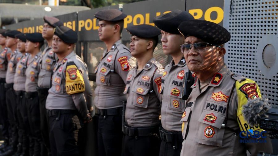 Badan Eksekutif Mahasiswa (BEM) Universitas Negeri Jakarta (UNJ) berbareng Aliansi Majelis Perjuangan Rakyat menggelar unjuk rasa di sekitar Jalan Medan Merdeka Selatan, tepatnya di depan Pintu Monas Silang Merdeka Barat Daya, Jakarta, Jumat, (17/7/2026). (CNBC Indonesia/Muhammad Sabki)