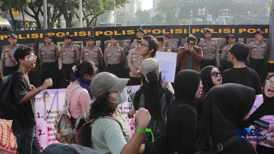Badan Eksekutif Mahasiswa (BEM) Universitas Negeri Jakarta (UNJ) berbareng Aliansi Majelis Perjuangan Rakyat menggelar unjuk rasa di sekitar Jalan Medan Merdeka Selatan, tepatnya di depan Pintu Monas Silang Merdeka Barat Daya, Jakarta, Jumat, (17/7/2026). (CNBC Indonesia/Muhammad Sabki)